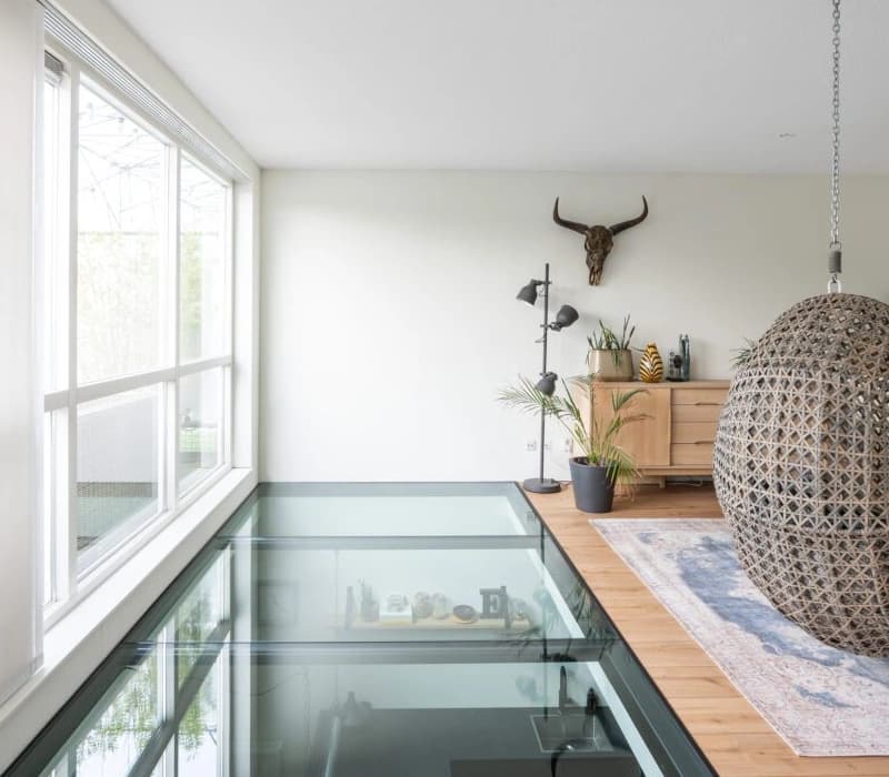 Beloopbaar glas van staal boven woonkamer