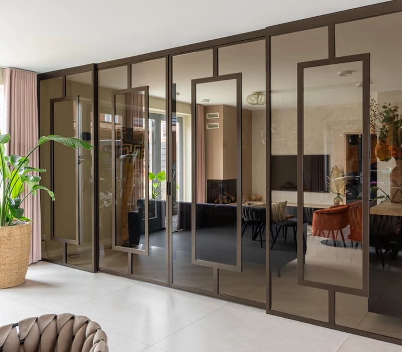 Stalen deuren van bronzen kozijnen