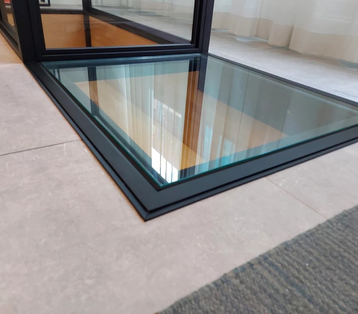 Vloerluik van staal bij trapgat