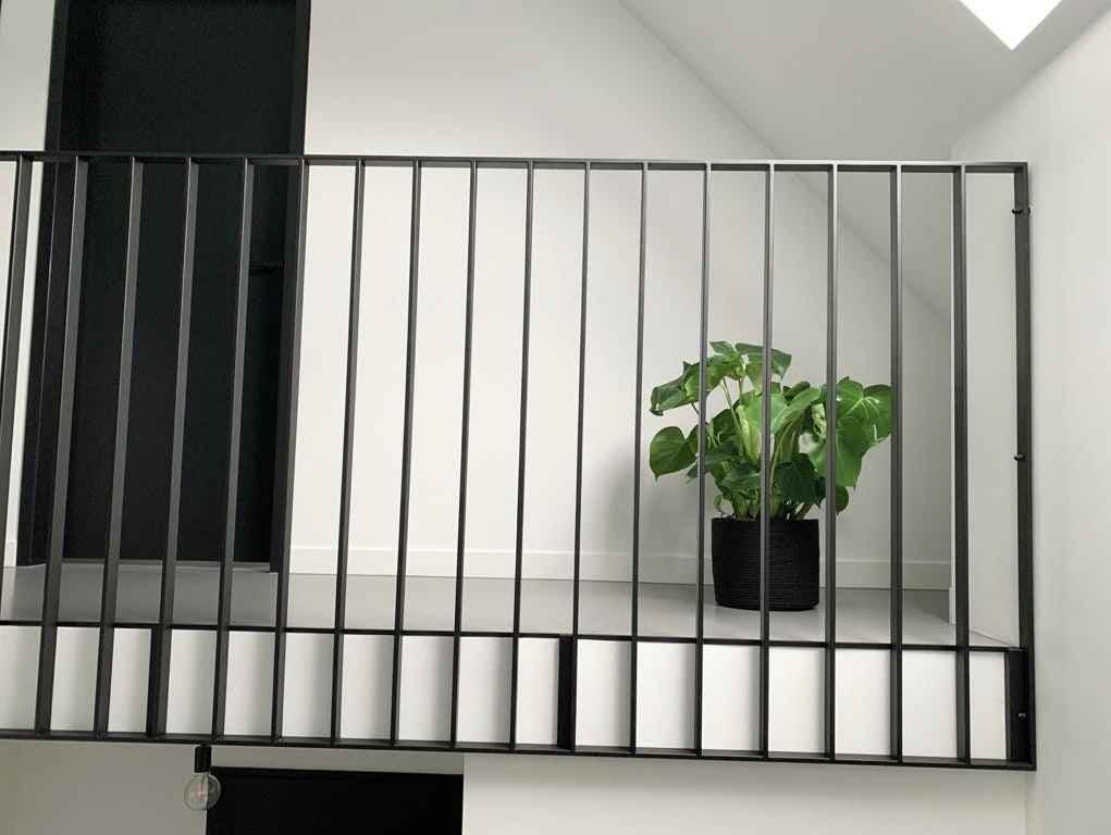 Stalen balustrade met verticale spijlen