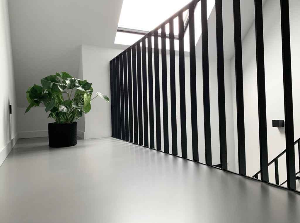 Stalen balustrade met verticale spijlen