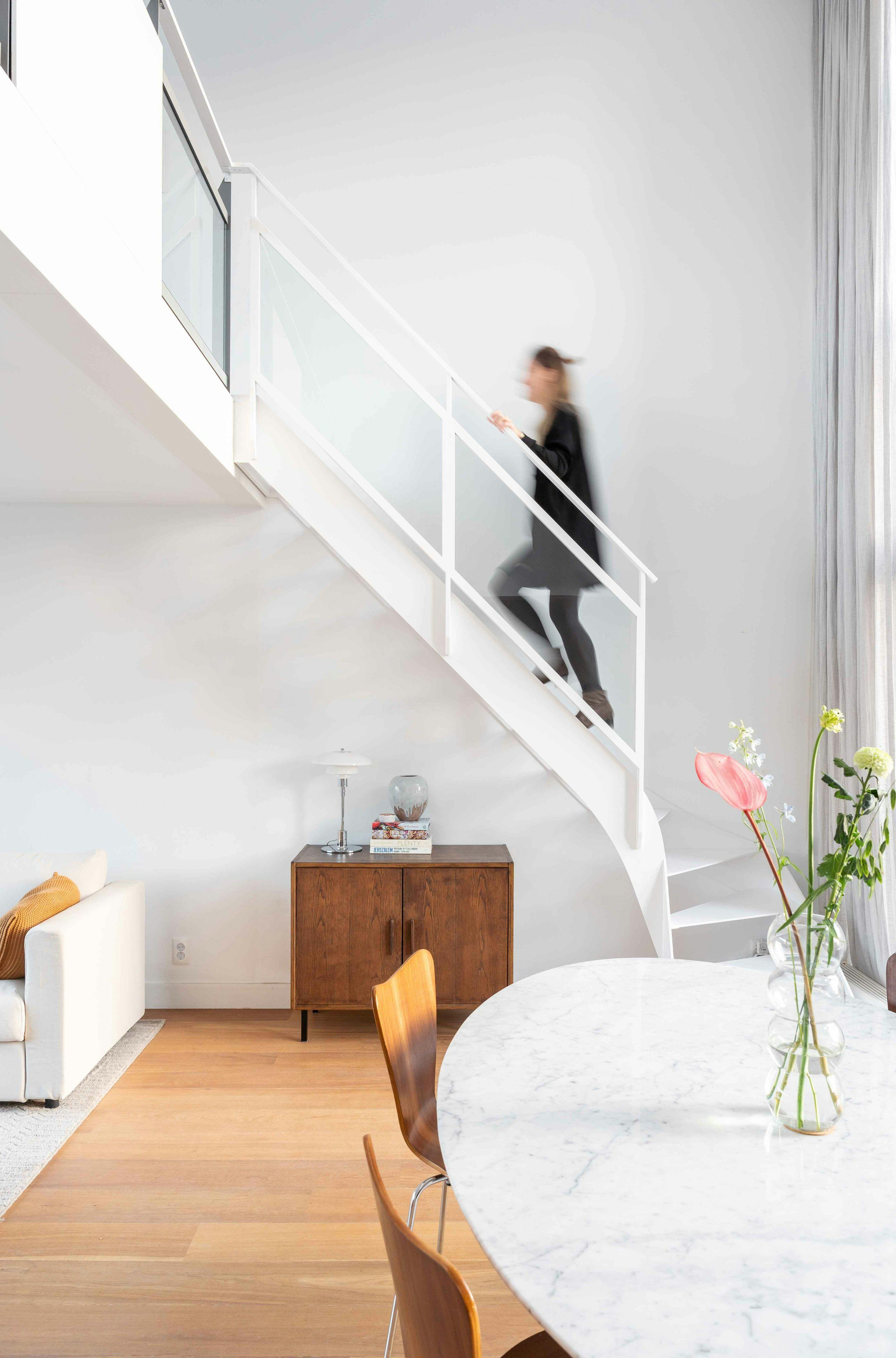 Volledig stalen trap met balustrade van staal en glas