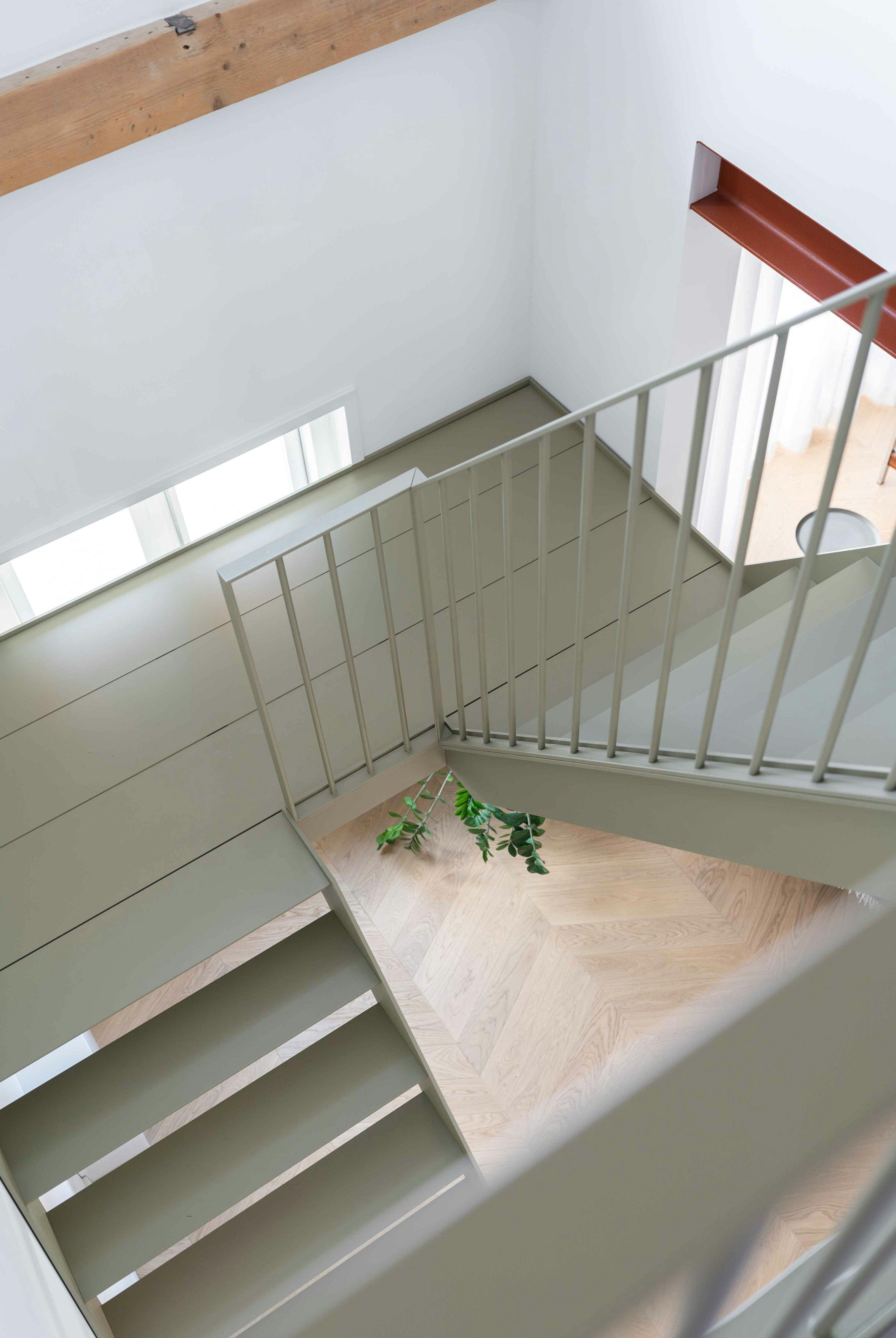 Stalen balustrades in een olijfgroene kleur