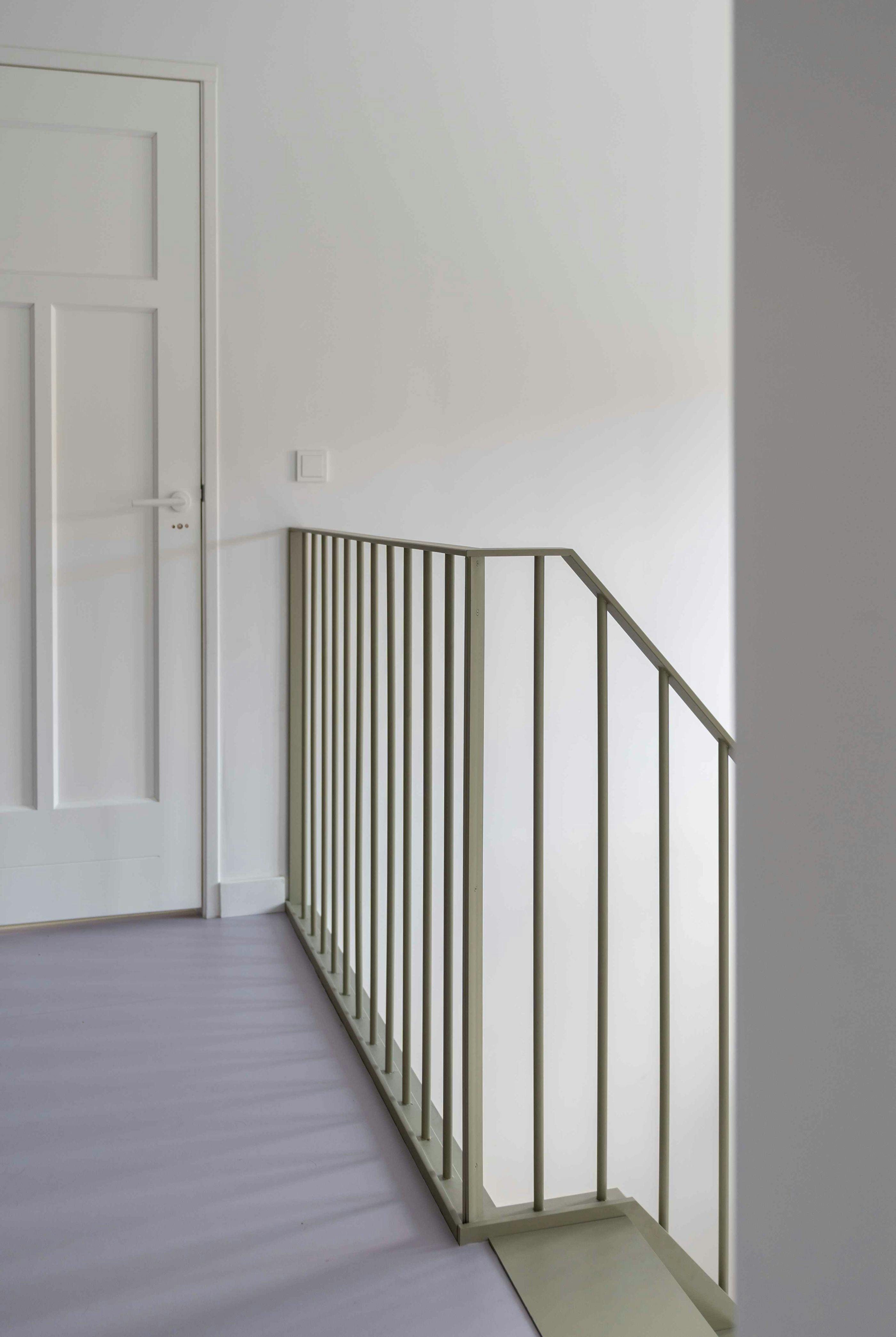 Stalen balustrades in een olijfgroene kleur