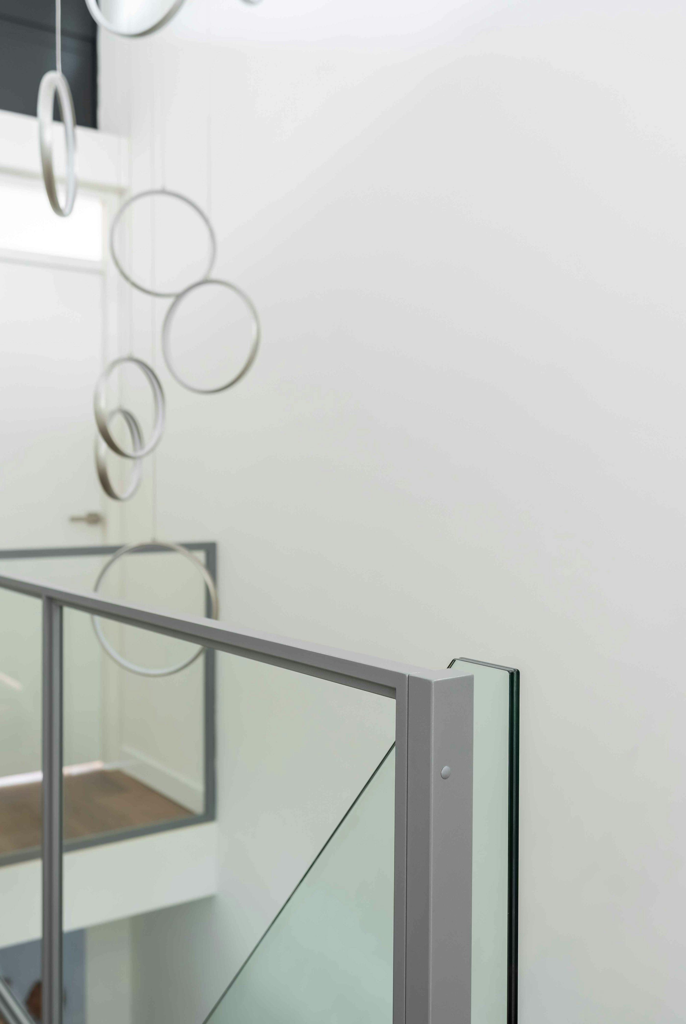 Stalen balustrade met glas langs een trapgat