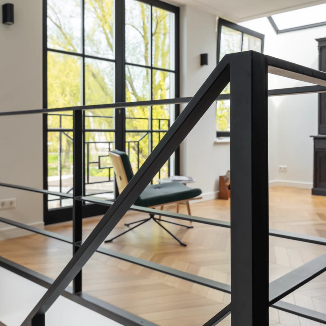 Stalen balustrade met ingelegd glas