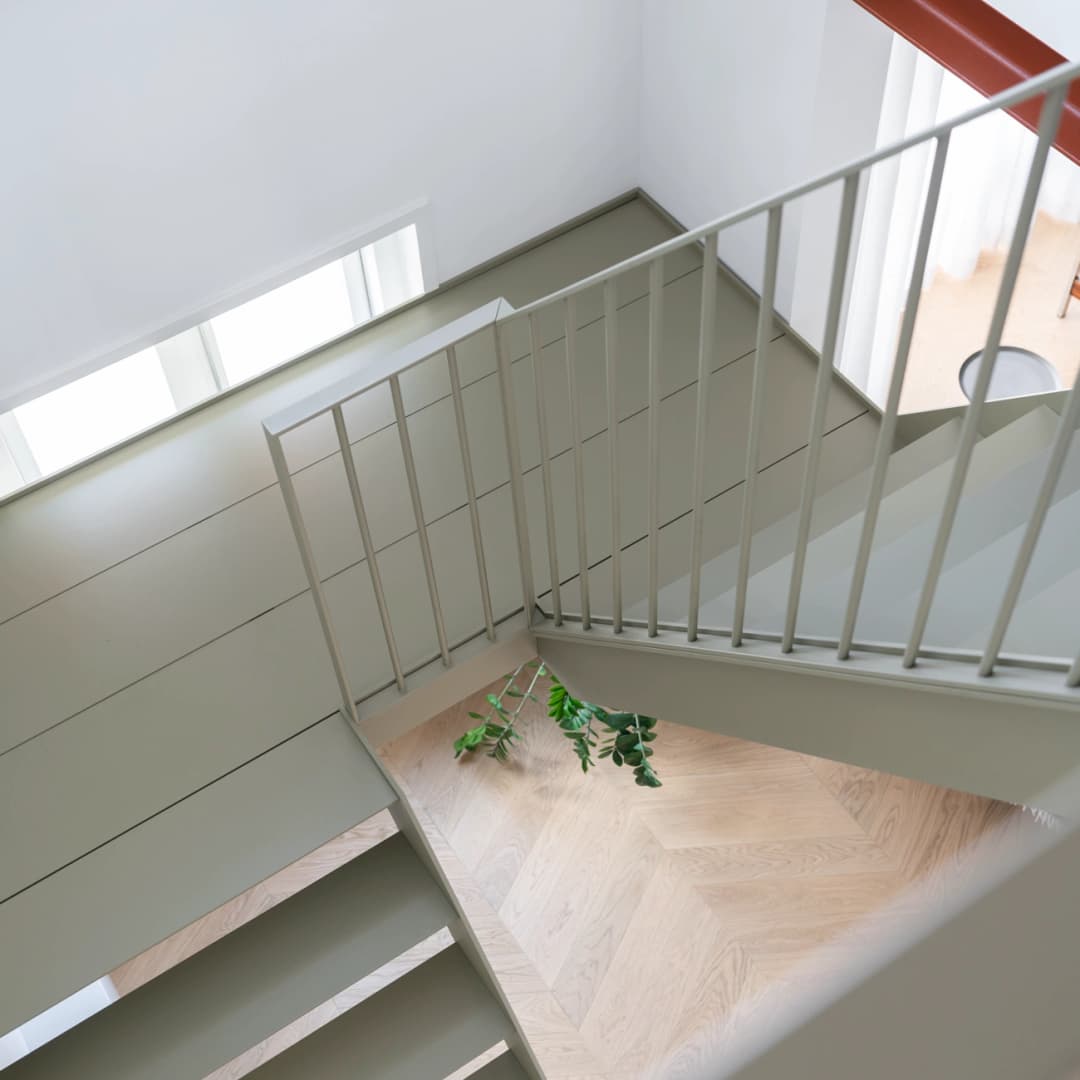 Stalen balustrades in een olijfgroene kleur