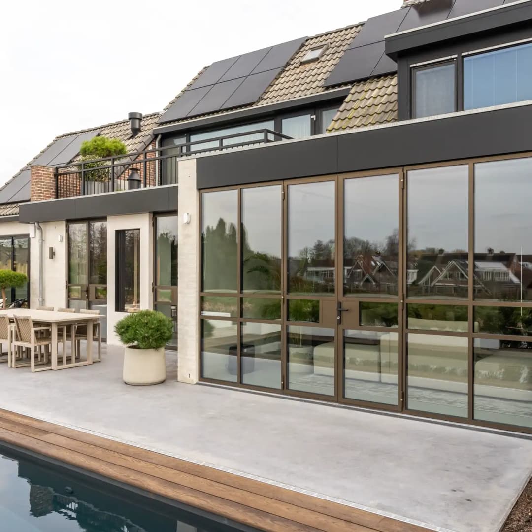 Geïsoleerde stalen pui met brons getint glas