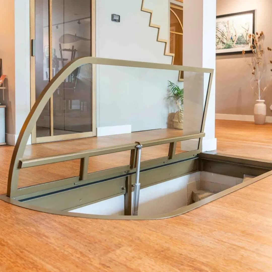 Stalen vloerluik met afgerond glas en actuator