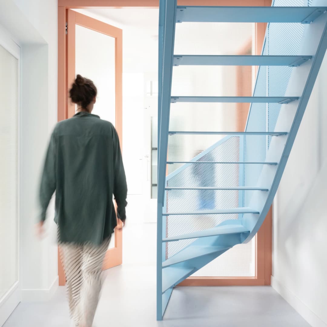 Een blauwe stalen trap met stalen treden