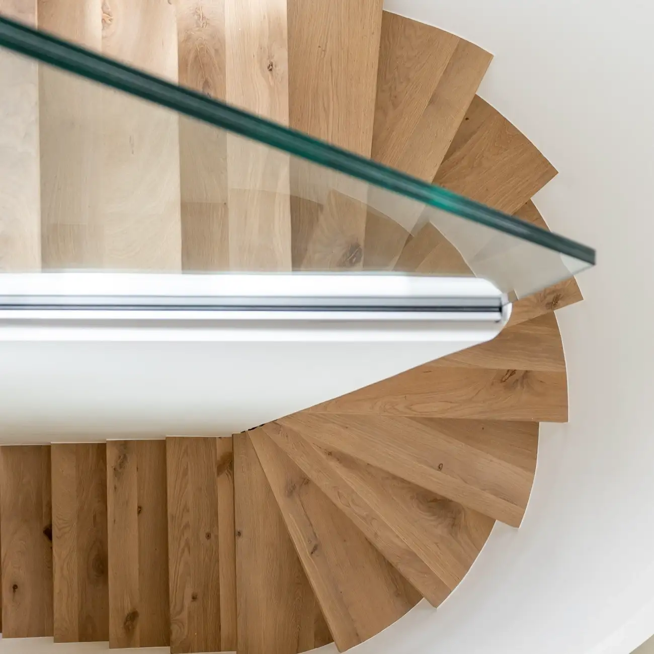 Gestucte stalen spiltrap met massief eiken treden