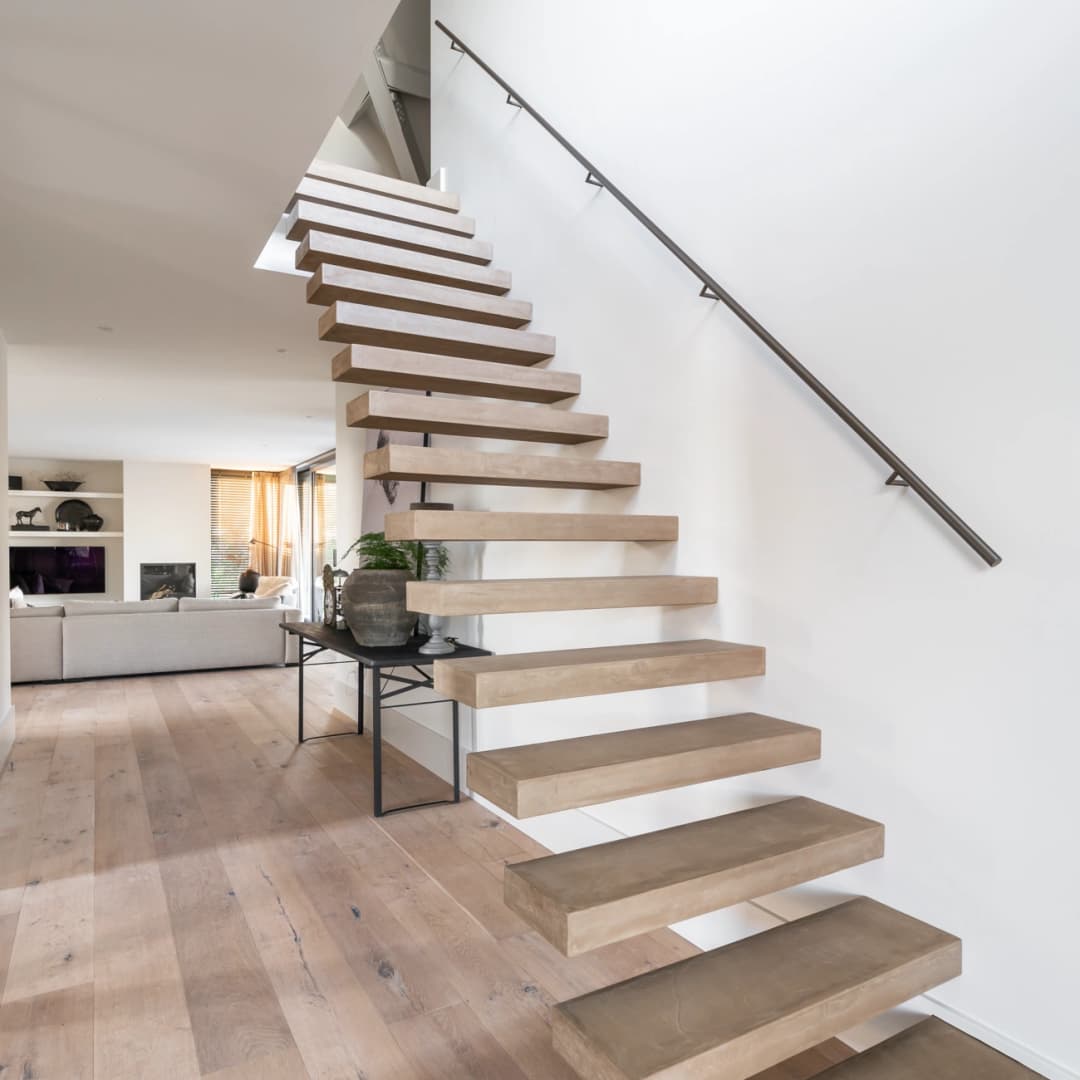 Zwevende stalen trap met betoncire