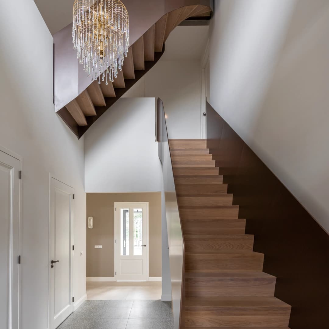Twee dichte stalen trappen met massief eiken treden en een balustrade van plaatstaal