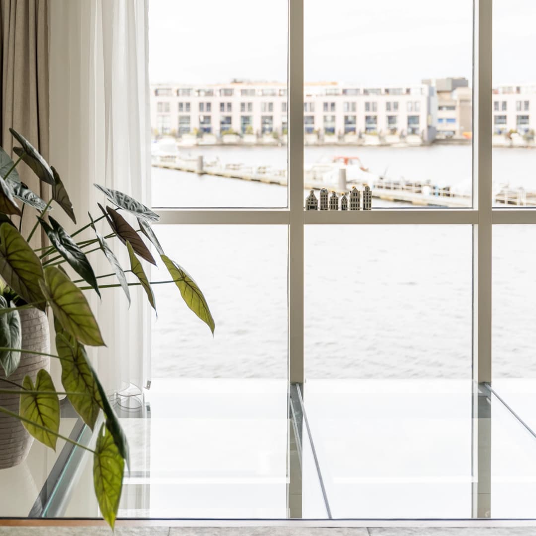 Beloopbaar glas aan het water