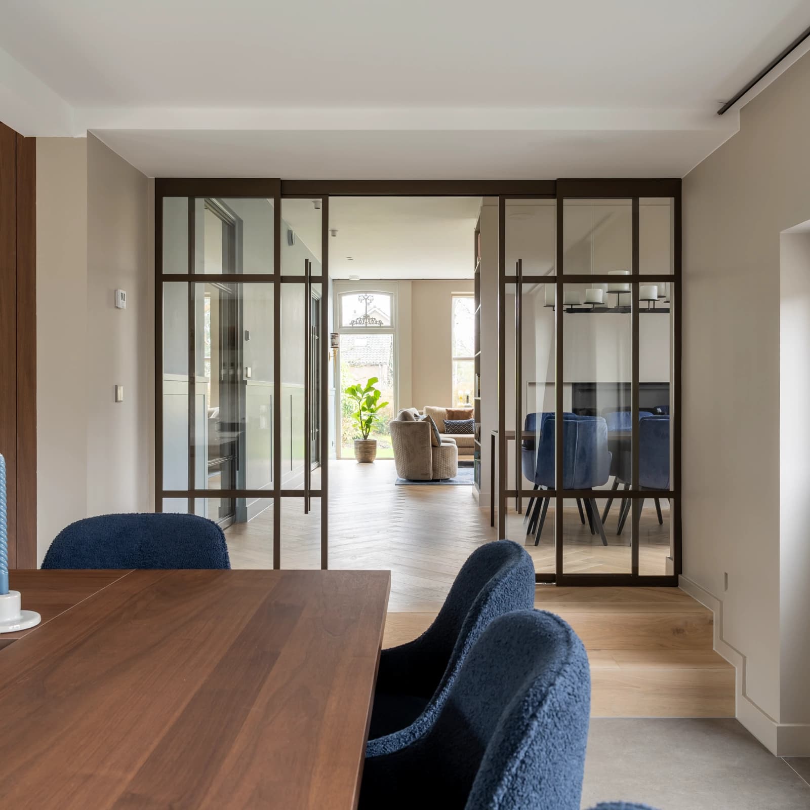 Woonkamer met stalen deuren