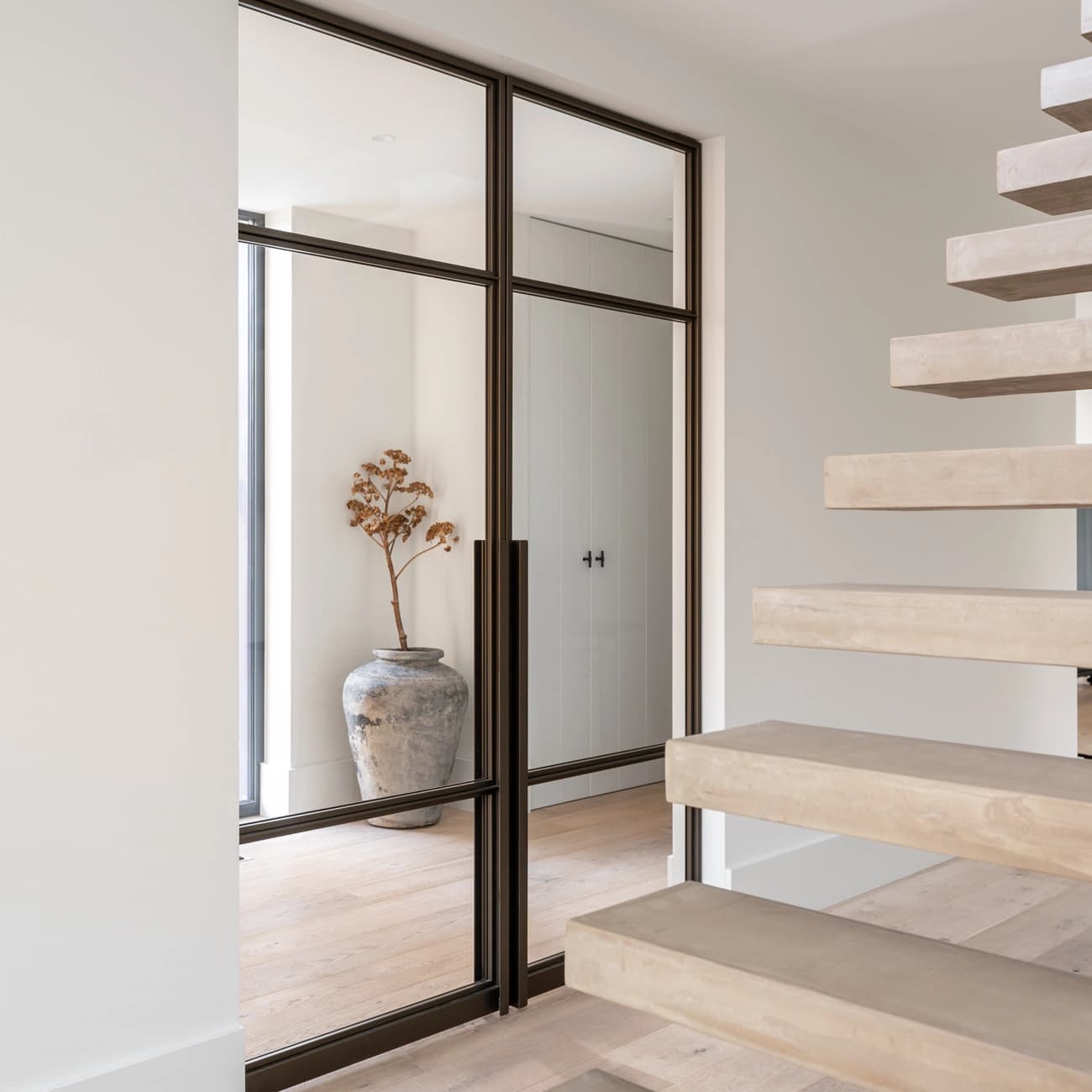 2 stalen deuren bij trap