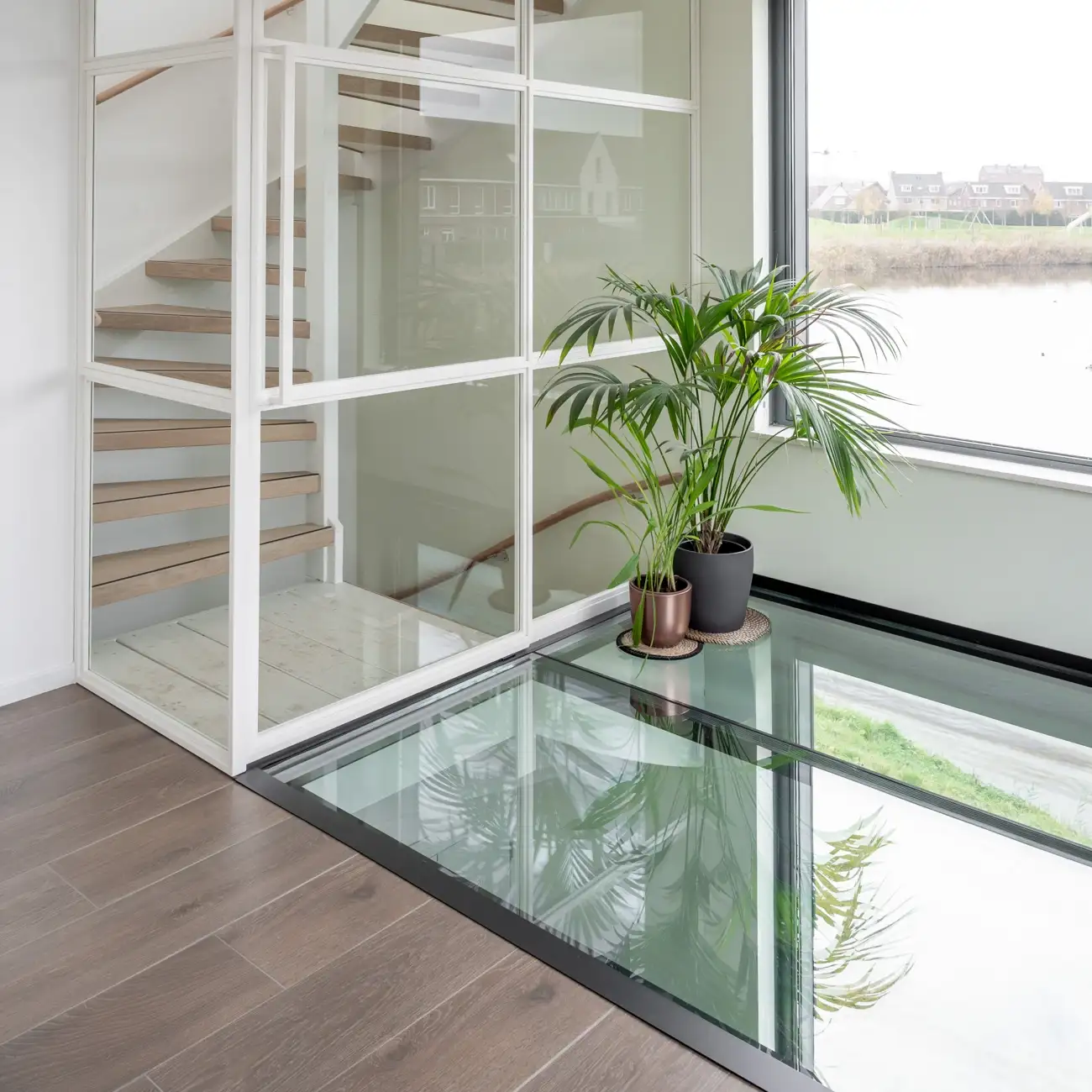 Beloopbaar glas in stalen frames