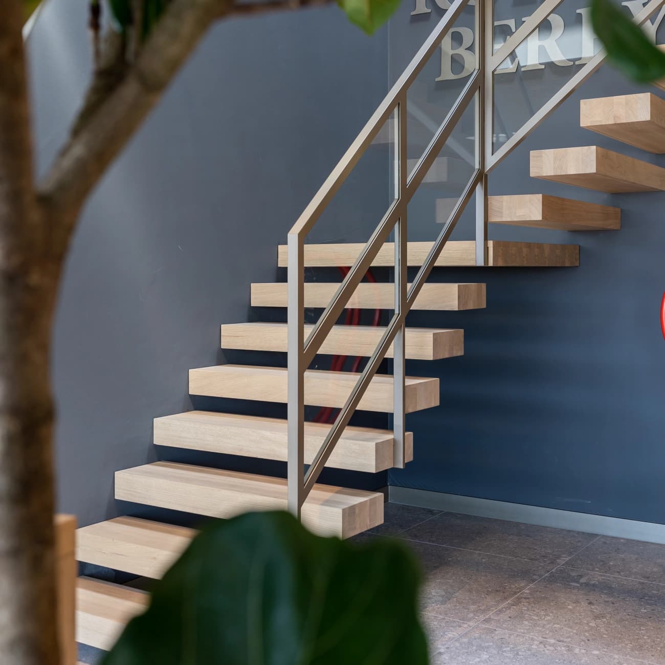 Stalen trap in kantoor met eiken treden