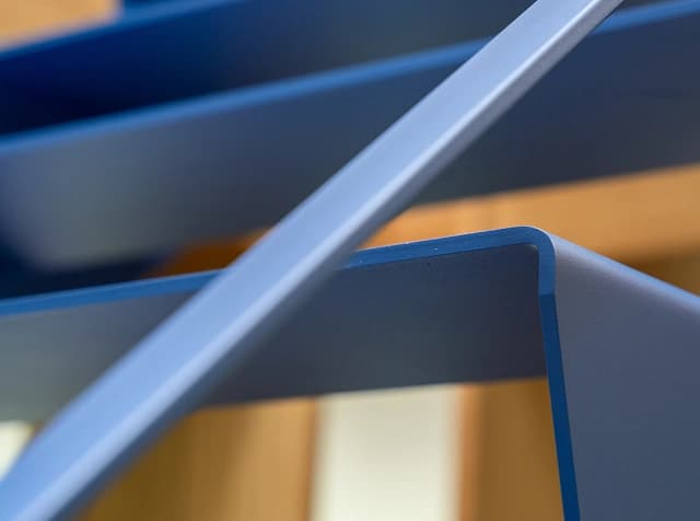 Close-up van een blauwe metalen trap