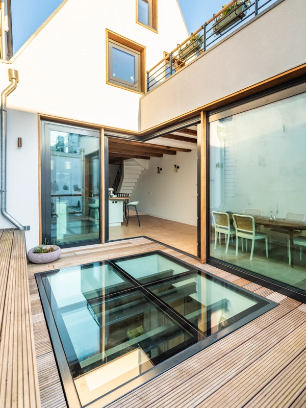 Geïsoleerd beloopbaarglas op een dakterras